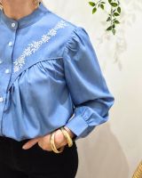 Chemisier femme bleu jean fleurs brodées blanches