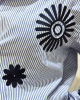 Chemisier femme rayé bleu marine et blanc broderies fleurs