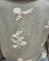 Chemisier femme kaki clair broderies fleuries beiges Cybéla