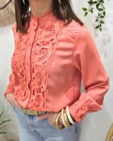 Chemisier femme saumon à broderies col mao Lelia