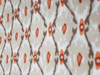 Echarpe beige orange et blanche à pompons et losanges