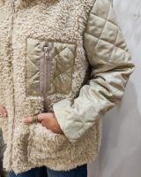 Manteau femme bouclettes manches et poche matelassées