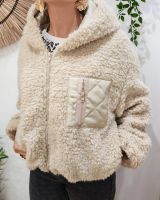 Manteau court femme bouclettes poche et capuche matelassées dorées