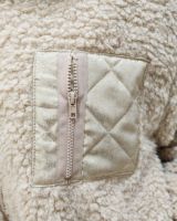 Manteau court femme bouclettes poche et capuche matelassées dorées