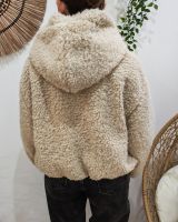 Manteau court femme bouclettes poche et capuche matelassées dorées