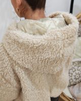 Manteau court femme bouclettes poche et capuche matelassées dorées