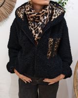 Manteau court femme noir bouclettes poche et capuche matelassées léopard