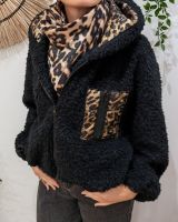 Manteau court femme noir bouclettes poche et capuche matelassées léopard