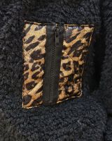 Manteau court femme noir bouclettes poche et capuche matelassées léopard
