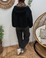 Manteau court femme noir bouclettes poche et capuche matelassées léopard