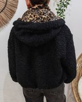 Manteau court femme noir bouclettes poche et capuche matelassées léopard