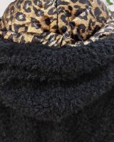 Manteau court femme noir bouclettes poche et capuche matelassées léopard