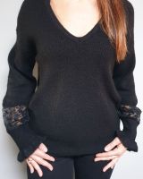 Pull noir col V manches dentelle transparence fleurie