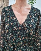 Robe longue noire feuillage fin et petites fleurs beiges