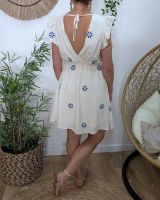 Robe femme écrue broderies fleuries bleues