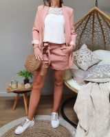 Short rose fluide pétales ceinture nouée
