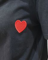 T-Shirt femme noir broderie coeur rouge Théa