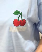 T-Shirt femme bleu ciel AMOUR cerises rose
