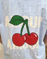T-Shirt femme bleu ciel AMOUR cerises rose