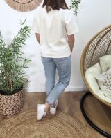 T-shirt femme écru broderie Smile bleue col V