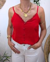 Top femme rouge à bretelles décolleté dentelle et boutons